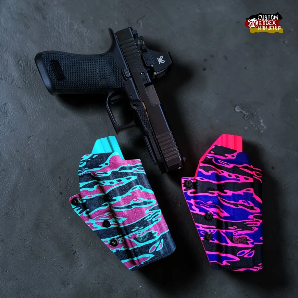 Zwei GM ALPHA OWB Kydex Holster für Glock 17 mit Vortex Defender in den Sonderfarben Tigerstripe Karibik (links) und Tigerstripe Vegas (rechts).